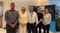 2021年3月30日,一些西方国家外交官会见牛腾宇母亲(左二)时合影(受访者提供照片)