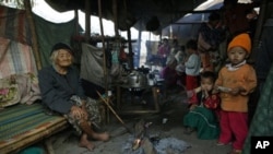 ကချင်စစ်ပြေးဒုက္ခသည်မိသားစု