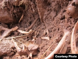 青海玉树悄悄流传着一种说法:这些是在1958年被屠杀的藏人的遗骨(美国印第安纳大学藏学教授Elliot Sperling提供)