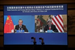 美国总统气候变化事务特使约翰·克里在天津出席与中国外长王毅的视讯会议。(2021年9月1日)