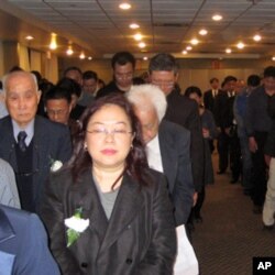 追思会与会者向方励之默哀致敬