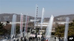 资料照:脱北者和韩国活动人士在朝韩边界板门店举行的反朝鲜活动中释放装有宣传品的气球。(2013年2月16日)