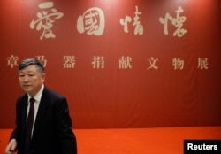 中国历史学家章立凡在北京的国家博物馆参观“爱国情怀——章乃器捐献文物展”。章立凡的父亲章乃器被新京报称作著名爱国民主人士、民族资本家、经济学家和文物收藏大家，1952年起任粮食部部长。