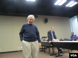 曾在香港报道中国的记者佛朗森(左)以及齐麦可(美国之音记者 容易拍摄)