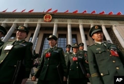 中共十八大开幕式结束后军队代表走出人大会堂(2012年11月8日)。十八大后习近平、王岐山等在军队中大力反腐败