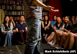 在北京一家书店表演的西方式脱口秀吸引了年轻观众(资料图,2015年5月24日)