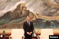 2018年1月9日,法国总统马克龙在北京人民大会堂。他身后是长城图画