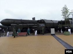 俄罗斯重视核武力量,普京宣称开发超级武器。2015年莫斯科郊外武器展览上展出的”白杨”战略导弹。