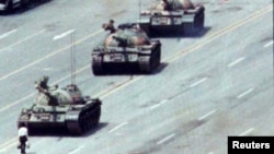 资料照:在中国当局动用野战军武力镇压参加天安门民主运动的学生期间,一名中国青年在北京长安街只身挡住一队坦克。(1989年6月5日)
