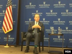 前美军参谋长联席会议主席穆伦海军上将星期二在霍普金斯大学就朝鲜问题发表演讲。(美国之音莉雅拍摄)