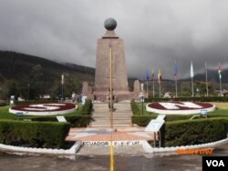 厄瓜多尔首都以北地分南北的赤道纪念碑 (美国之音 申华拍摄)