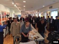 与会者向文革中的死难者默哀(美国之音方冰拍摄)