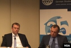 德国众议院基社盟(CSU)议员赖因哈德·布兰德尔(Reinhard Brandl)(左一,美国之音叶林拍摄)