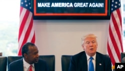 川普提名的住房与城市发展部长本•卡森(左)