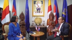 资料照片:柬埔寨政府发言人派西潘在位于总理府的办公室接受美国之音的专访。(2019年8月22日)