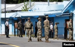 2018年9月7日,韩国和美国军人在韩国非军事区的板门店边境村守卫。