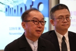 台湾广达电脑董事长林百里(左)出席2020年11月13日举办的2020年第三季财务营运报告记者会。(美国之音李玟仪摄)