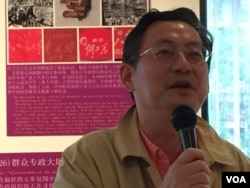 图片展策展人荣伟(美国之音方冰拍摄)