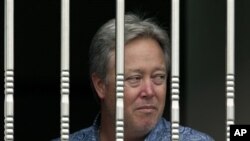 2013年6月25日,美国佛罗里达州专用医疗用品公司共同业主斯塔恩斯从窗外眺望。因工资纠纷,他被愤怒的北京怀柔分厂工人扣为人质。