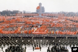 1976年10月,官方组织北京天安门广场上百万人集会,庆祝粉碎四人帮,华国锋担任中共主席