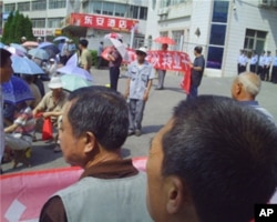 示威现场安全人员在戒备