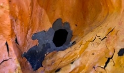 新任支联会常委伦智伟表示,国殇之柱日久失修,出现一个破洞 (美国之音/汤惠芸)