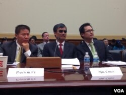 中国山东维权人士陈光诚首次现身美国国会就中国人权现状作证(美国之音方方拍摄)