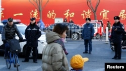 中国近来发生多起随机伤人案,引发民众恐慌。图为北京警察在一所小学校大门外执勤。(2019年1月8日)