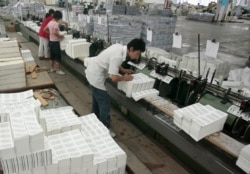 资料照:中国南京一家印刷厂的工人正在为北京奥运会的举办印刷圣经。(2008年7月8日)