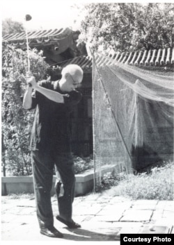 被剥夺了外出打球的权利后赵紫阳在家里打起了小高尔夫球(网络图片)