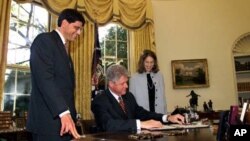 1998年10月21日,美国总统克林顿在总统办公室签署预算法案