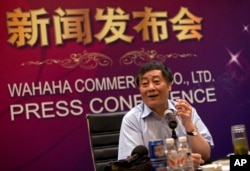 2013年7月17日,中国食品和饮料巨头娃哈哈集团董事长宗庆厚在北京举行的新闻发布会上拿着烟卷讲话。