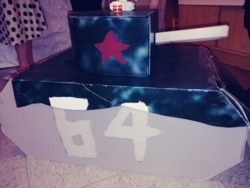 写上“六四”的小型坦克象征职工盟与八九民运的联系。(美国之音 高锋摄)