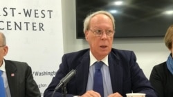 美国外交政策全国委员会访问团成员,前美国在台协会主席薄瑞光2019年12月2日在华盛顿东西中心发表访问北京、台北看法(美国之音锺辰芳拍摄)