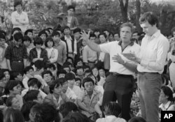 历史照片:美国驻华大使温斯顿·洛德在北京大学的了露天讲座中对300多名中国学生讲话,回答的问题从如何获得美国签证到如何评估毛泽东。(1988年6月1日)