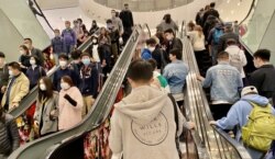 立法会选举投票日,多间商场挤满购物人潮。 (美国之音汤惠芸拍摄)