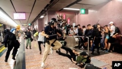 资料照片:香港警察在港铁太子站逮捕抗议者。(2019年8月31日)