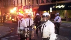 图为身着防暴装备的辛辛那提警察 。 警察开枪打死一名手无寸铁的黑人男子的抗议活动已经演变成暴力事件,示威者在市中心打破商店橱窗并纵火。(2001年4月10日)(美联社照片)