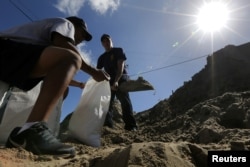 Члени пожежного відділу Нового Орлеана наповнюють мішки з піском під час підготовки до урагану "Нейт" в Новому Орлеані, 6 жовтня 2017 року.