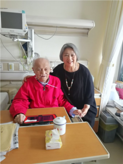 2018年8月8日高瑜等在北京医院探视毛泽东兼职秘书李锐 (高瑜 推特照片)