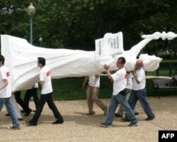 国会山前搬运民主女神像