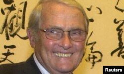 担任过美国驻北京大使的李洁明卸任后访问台湾(2003年7月25日)