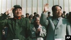 资料照片: 1981年9月,时任中国军委主席邓小平身穿军装和时任中共总书记胡耀邦一起检阅部队。