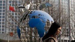 一名女子走过北京的中国外交部大楼。(2019年1月29日)