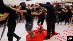 资料照片:香港示威者踩踏中国国旗。(2019年9月22日)