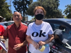 桑尼•宋与先生带着坐在车里的儿子一同参加活动。(雨舟拍摄)