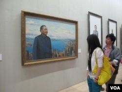 画展观众观看邓小平画像(2010年5月,美国之音张楠拍摄)