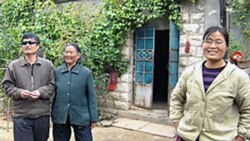 疑似官方有意公布的陈光诚与母亲妻子合照