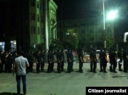 2014年7月21日凌晨三点，浙江省温州市平阳县水头镇警察、城管冲到平阳县水头救恩堂，要强拆教堂的十字架（美国之音读者提供）