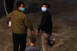 前香港众志秘书长黄之锋和主席林朗彦被判入狱后抵达荔枝角收押所。(2020年12月2日)